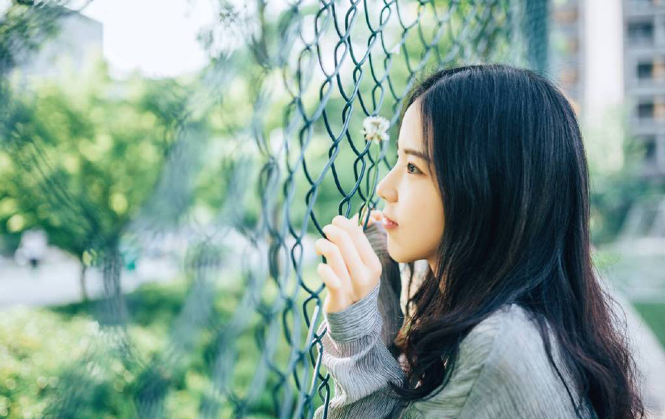 刘璝径直闯入刘璋的后院儿，询问了几个婢女家丁之后，便找到了刘璋的所在，都已经日上三竿，快到午时了，这时候竟然还在卧房，莫非真是身体不适？
